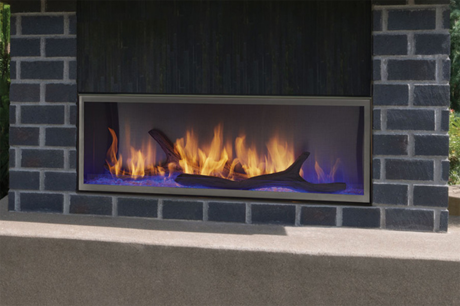 OUTDOOR LINEAR GAS FIREPLACE